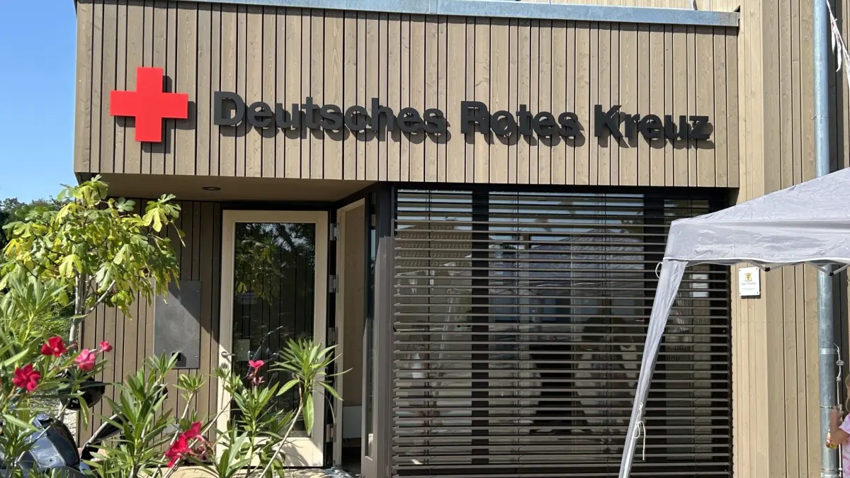 Der Eingang der neuen Rettungswache sieht gut aus.