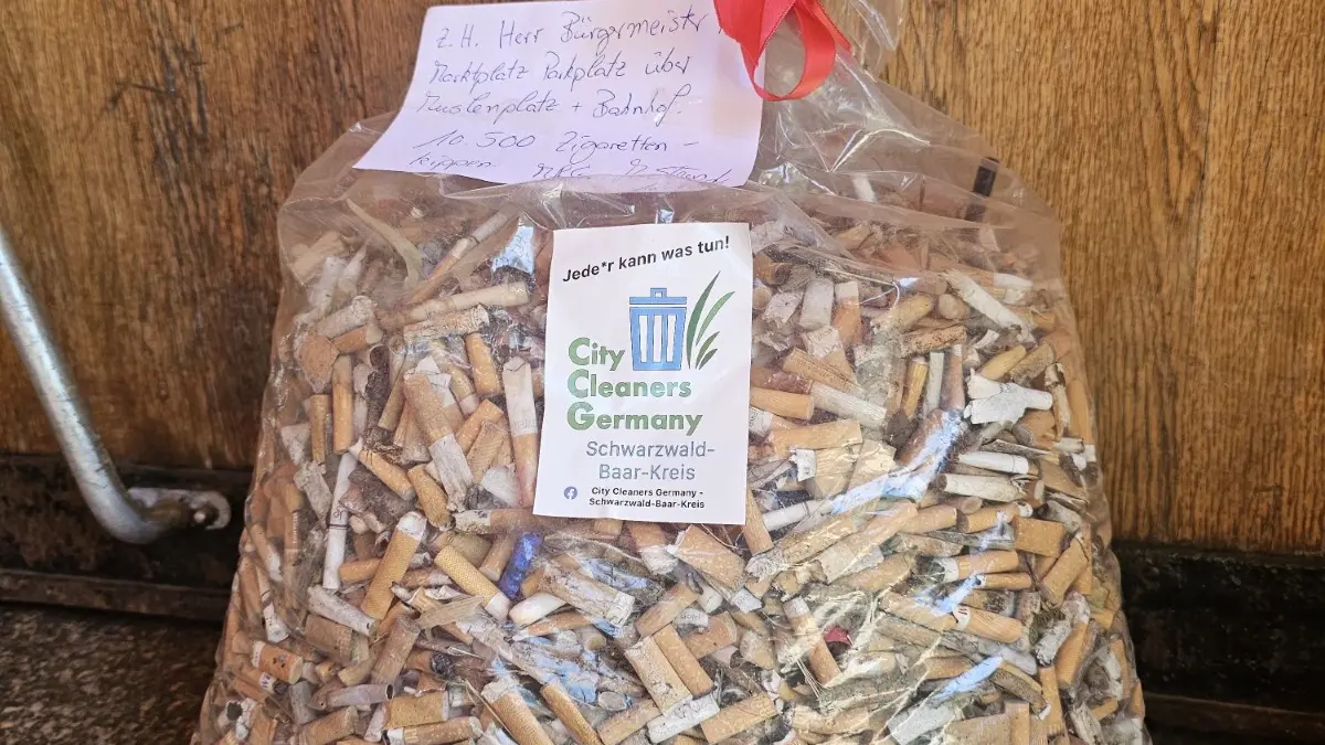 Bewusst in einen durchsichtigen Beutel werden die aufgelesenen Stummel gesteckt.
