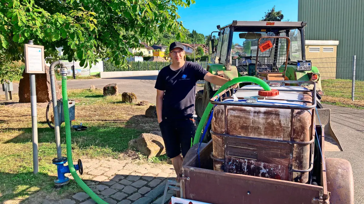 Kevin Kempf wartet 20 Minuten bis das 600-Liter-Fass gefüllt ist. Das Wasser ist für die Pferde in Oberschopfheim.