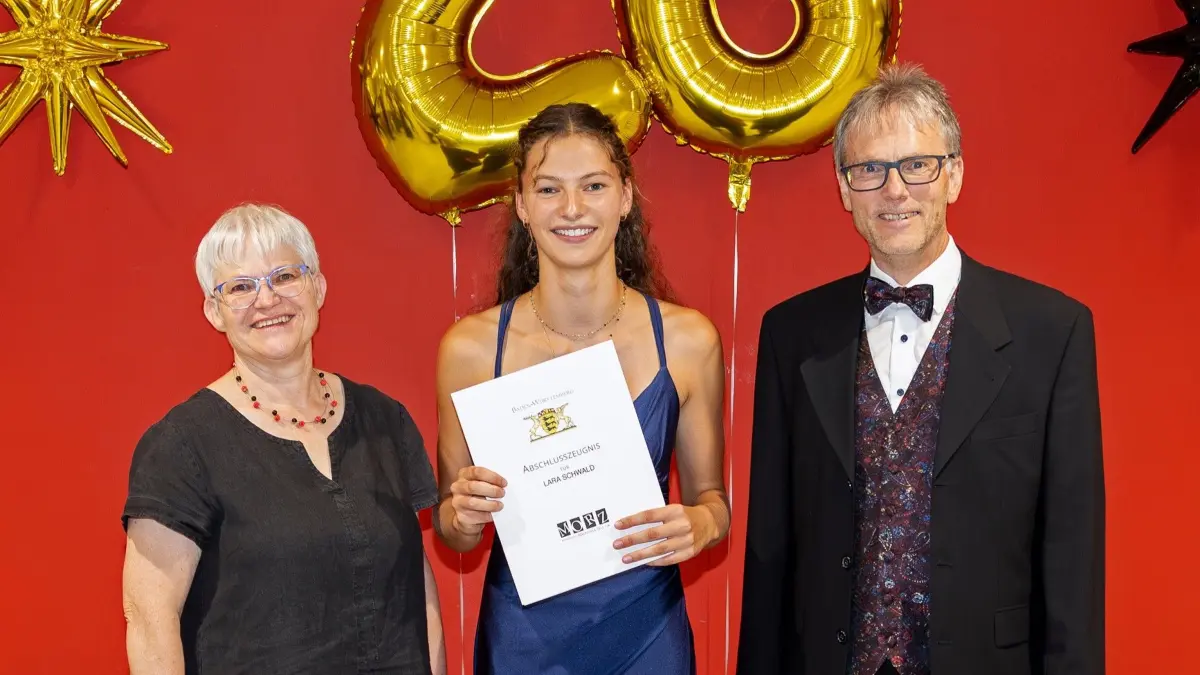 Den besten Gesamtschnitt erreiche Lara Schwald (Mitte) und durfte dafür die Glückswünsche der stellvertretenden Schulleiterin Renate Metzler und von Schulleiter Norbert Asal entgegennehmen.