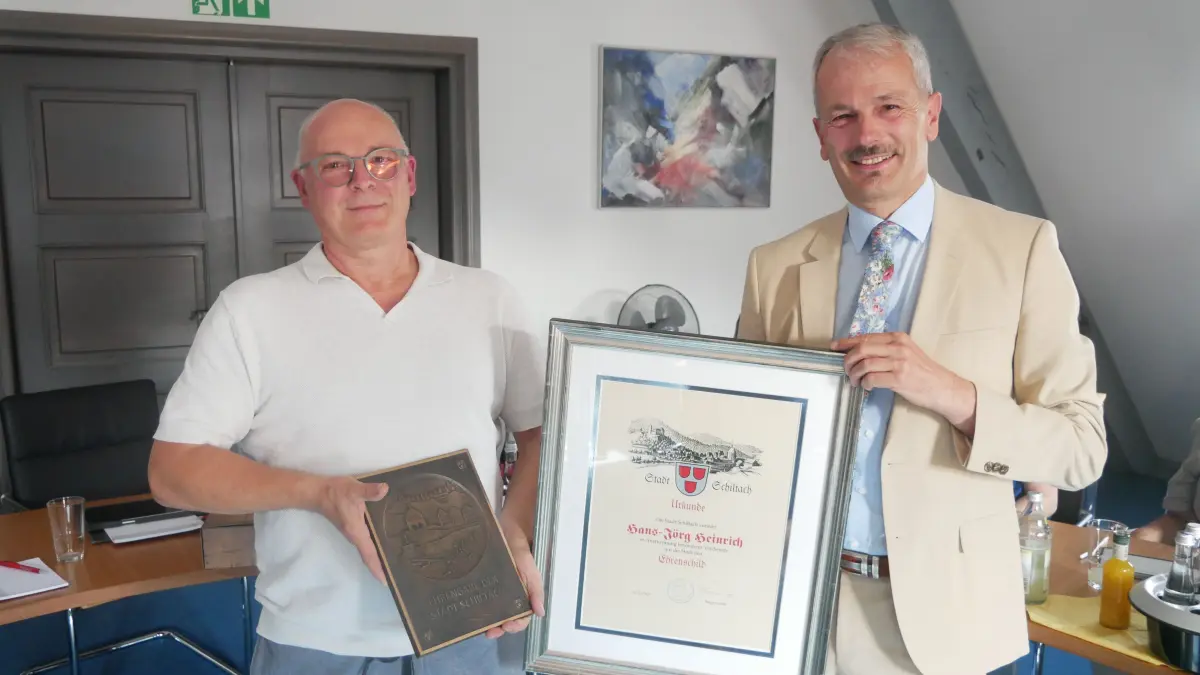 Hans-Jörg Heinrich (links) erhielt zum Abschied nach 23 Jahren im Schiltacher Gemeinderat das Ehrenschild der Stadt Schiltach von Bürgermeister Thomas Haas