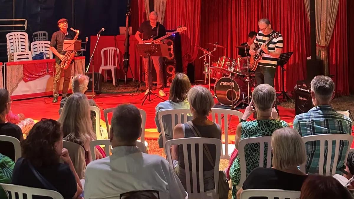 Statt Clowns und Artisten am Hochseil: Die Musiker von "Jazzlong" lockten über 100 Zuhörer ins Zirkuszelt im Emilienpark.