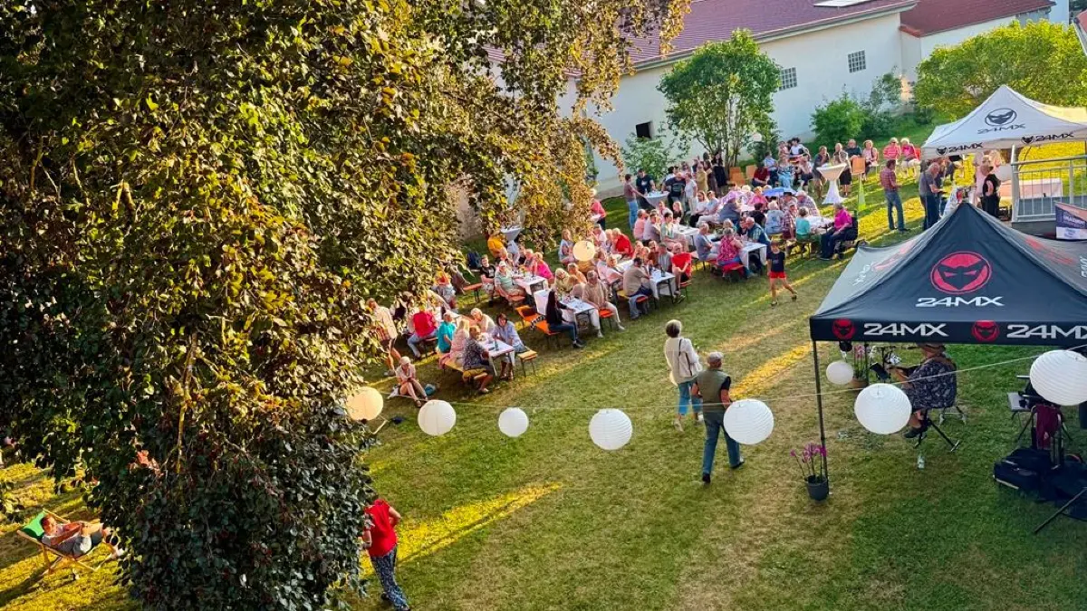 Die Sommerparty im Rathausgarten Ergenzingen.