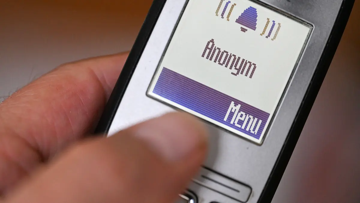 Auf dem Festnetztelefon wird ein anonymer Anrufer angezeigt. Manchmal verbirgt sich dahinter ein Betrugsversuch.
