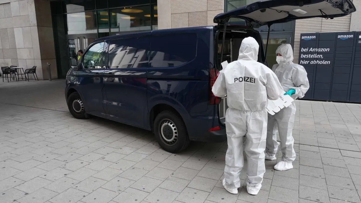 Stuttgart Tatort Milaneo Frau 47 mit dem Messer Schwer Verletzt kurz nach 10.00 Uhr um 12.50 Uhr der Taeter ist festgenommen worden. Zuvor Polizei und Feuerwehr Grosseinsatz. Foto Andreas Rosar Fotoagentur-Stuttgart 23.07.2026