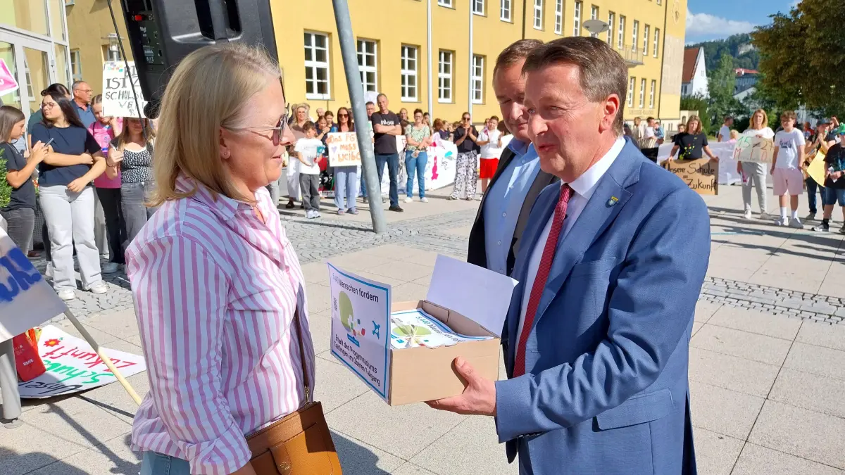 Albstadts Oberbürgermeister Roland Tralmer nimmt die Unterschriften, die in der Online-Petition für den Erhalt des PGTs im Oberen Talgang eingegangen sind, vor der Festhalle in Empfang.
