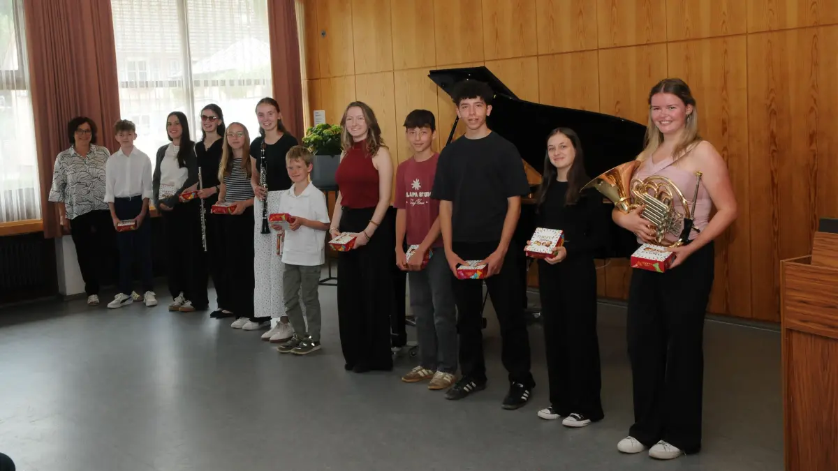 Die jungen Musikerinnen und Musiker mit Ute Haas-Woelke (links) im Pfarrsaal.