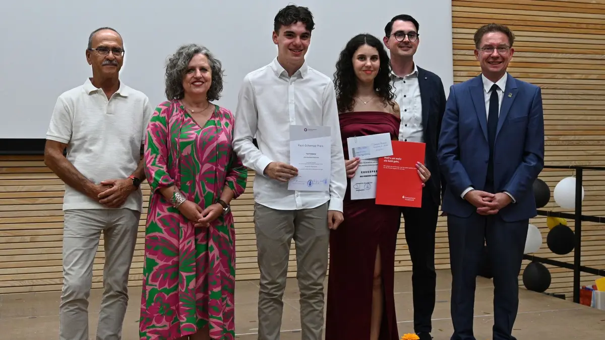 Fördervereinsvorsitzender Dieter Gauß, Realschulrektorin Karin van Kemenade, die Preisträger Toni Finkbeiner und Samuila Zheleva, Oliver Wendel von der Kreissparkasse und Bürgermeister Michael Ruf (von links)