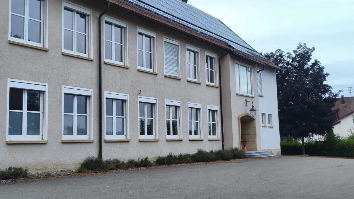 Das alte Schulgebäude erfährt eine umfassende Modernisierung und wird zu einer modernen, barrierefreien Kindertagesstätte mit einem rechtwinklig versetzten Anbau nach vorne.