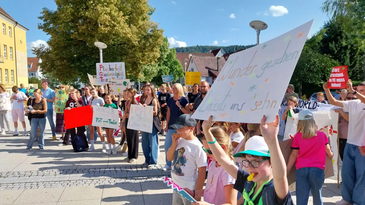 Vor der Sitzung protestierten die PGT-Vertreter für den Erhalt des PGTs vor der Festhalle.