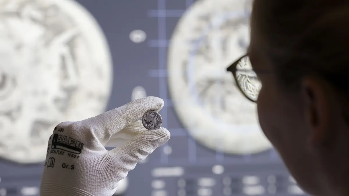 Numismatikerin Anika Tauschensky untersucht eine über 2000 Jahre alte Silbermünze mit dem Abbild der Gottheit Roma im Landesmuseum für Vorgeschichte.