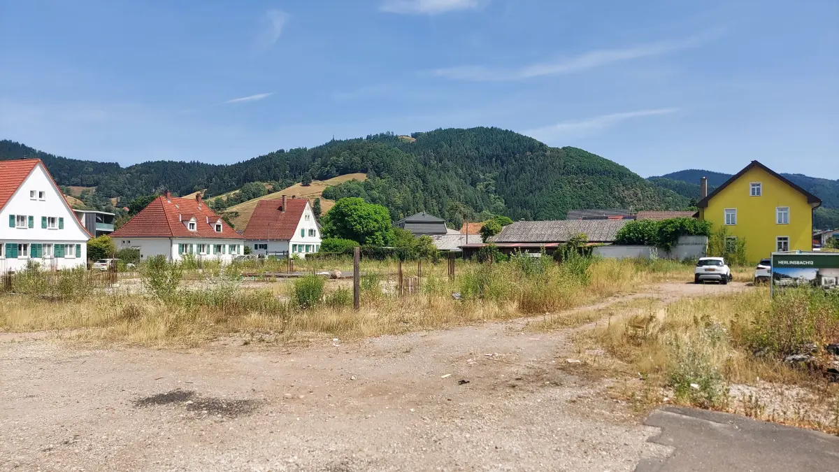 Jahrelang tat sich auf dem Grundstück gegenüber vom Bahnhof nichts. Das soll sich nun ändern.