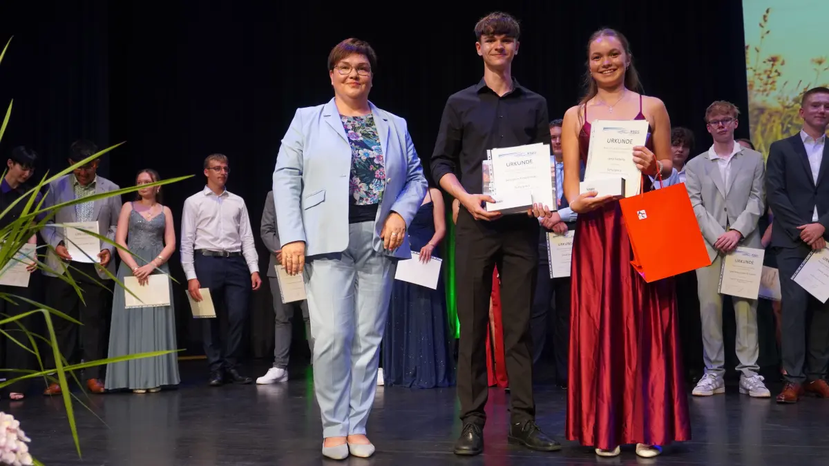 Realschulrektorin Katja Fox (von links) gratuliert den Schulpreisträgern Benjamin Fesenmeier und Jana Federle.