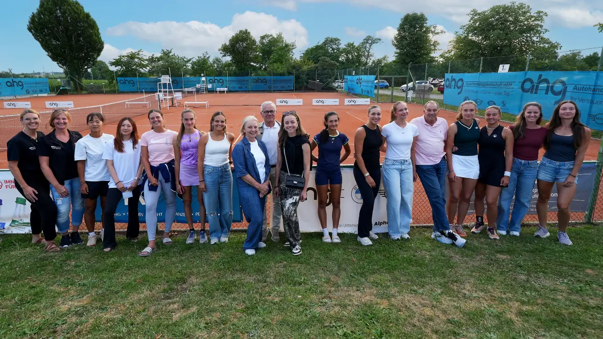 Die Vorständinnen, alle anwesenden Spielerinnen, die Sponsorenfamilie und der Turnierdirektor halten die Players Night in einem Gruppenbild fest.
