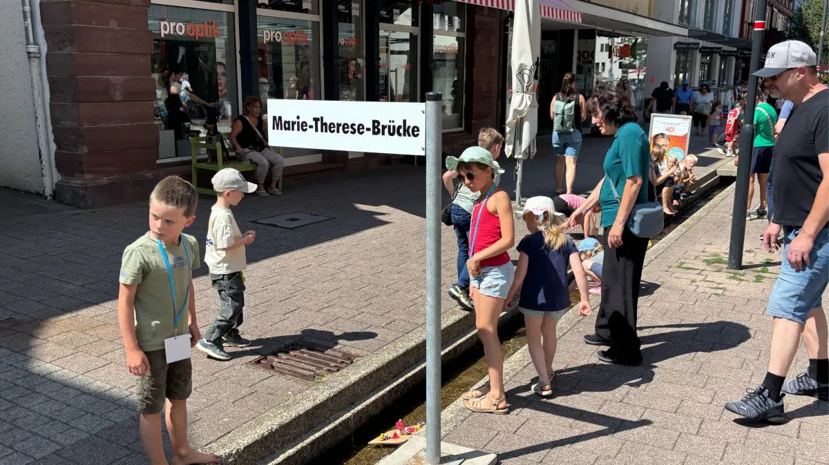 Die Mini-Bach-Na-Fahrt hat die Innenstadt fest im Griff.
