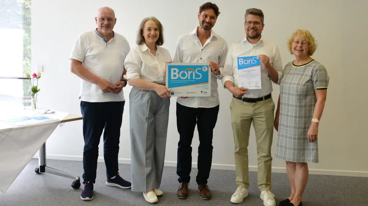 Freuen sich auf das Berufswahlsiegel für die Haiterbacher Burgschule: Günter Brecht (Leiter Ausbildung – Schule/Beruf der IHK Nordschwarzwald), Tanja Traub (Hauptgeschäftsführerin der IHK Nordschwarzwald), Alexander Mungai (verantwortlicher Lehrer für Berufsorientierung der Burgschule Haiterbach), Thomas Christ (Schulleiter der Burgschule Haiterbach) sowie Birgitt Röhner (Auditorin/Laudatorin).