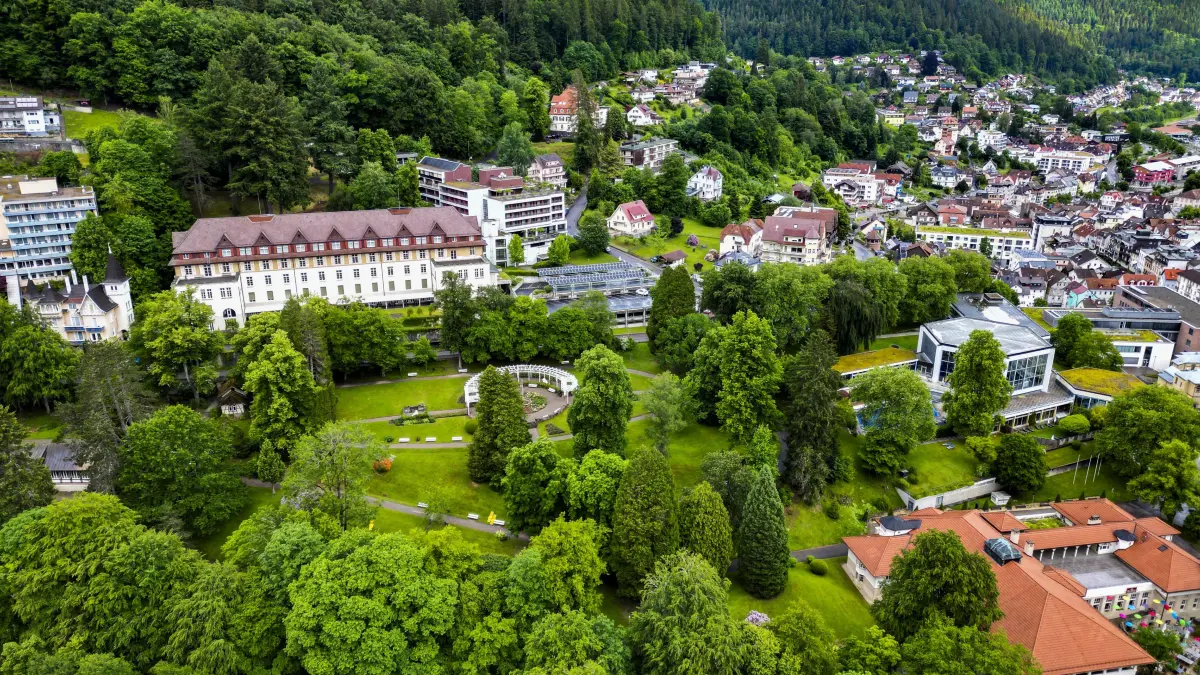 Der Kurpark lädt zu einem Spaziergang im Grünen ein.