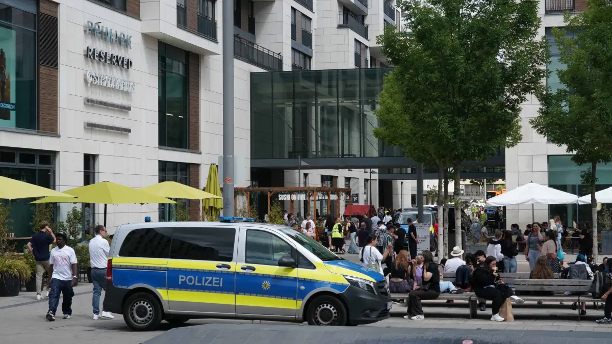 Stuttgart Tatort Milaneo Frau 47 mit dem Messer Schwer Verletzt kurz nach 10.00 Uhr um 12.50 Uhr der Taeter ist festgenommen worden. Zuvor Polizei und Feuerwehr Grosseinsatz. Foto Andreas Rosar Fotoagentur-Stuttgart 23.07.2026