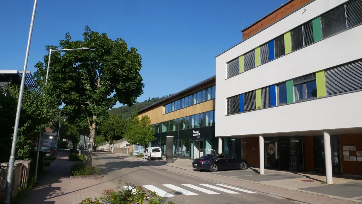 der neue Zebrastreifen beim Ärztehaus in Schiltach ist bereits aufgemalt, die Verkehrszeichen fehlen noch