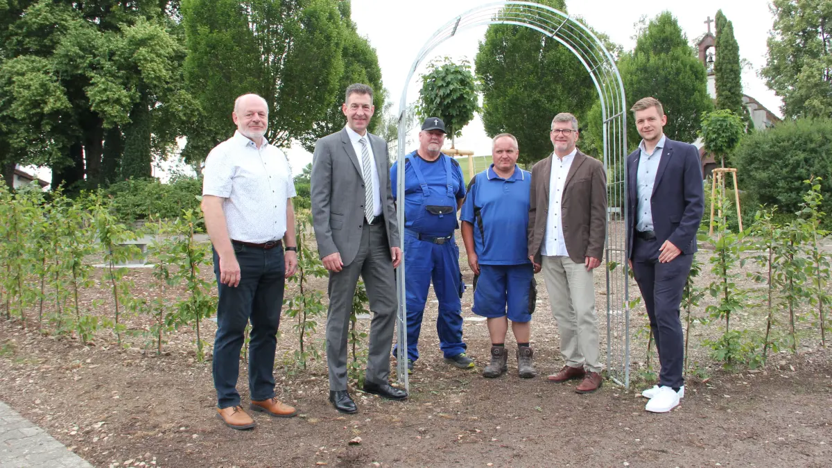 Pfohrens Ortsvorsteher Gerhard Feucht (von links), geht mit Oberbürgermeister Erik Pauly, Adrian Brutsche und Andreas Bauer (Friedhofsverwaltung), Matthias Hummel (Sachgebietsleiter Friedhofswesen) und Jochen Amma (Amtsleiter Bauverwaltung) über das neu gestaltete Grabfeld.