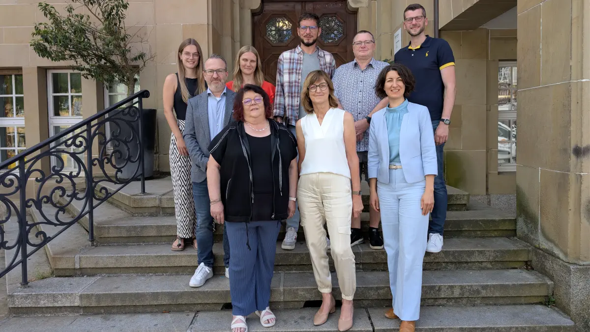 Monika Wagner (vorne links) und Roswitha Müller (vorne Mitte) mit Oberbürgermeisterin Eisenlohr (vorne rechts), den Führungskräften und dem Personalrat der Stadt Schramberg