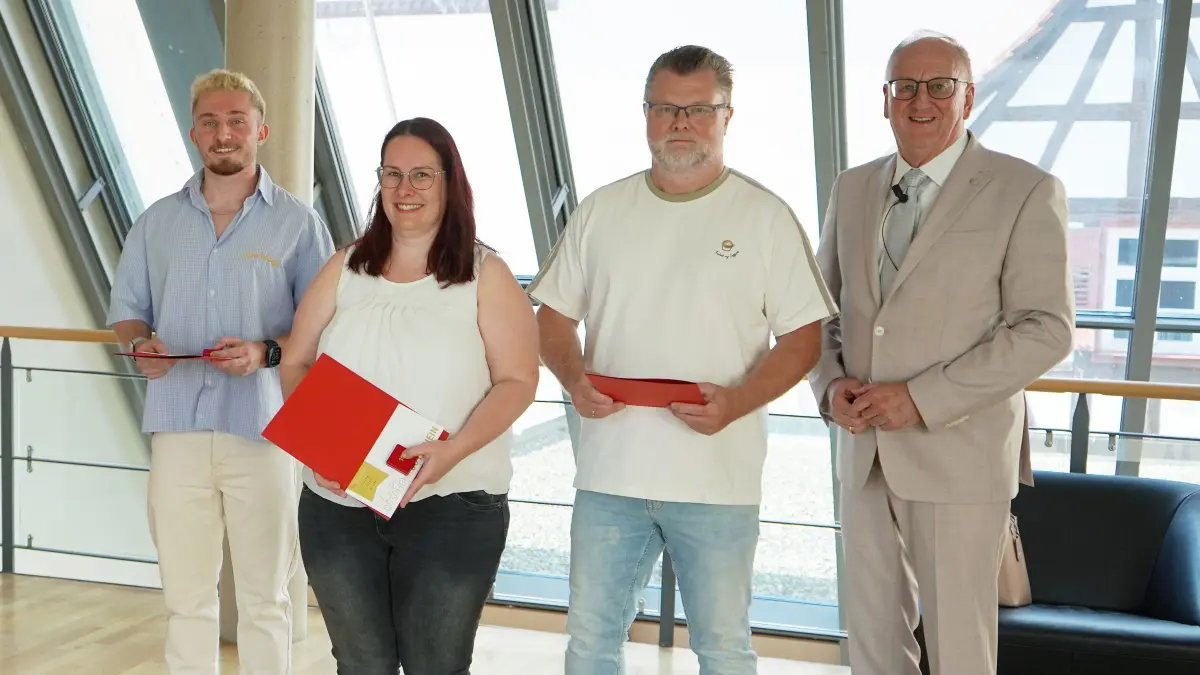 Im Nagolder Gemeinderat ehrte Nagolds Oberbürgermeister Jürgen Großmann (rechts) die Blutspender Kevin Köhler (links), Simone Jarik und André Köhler.