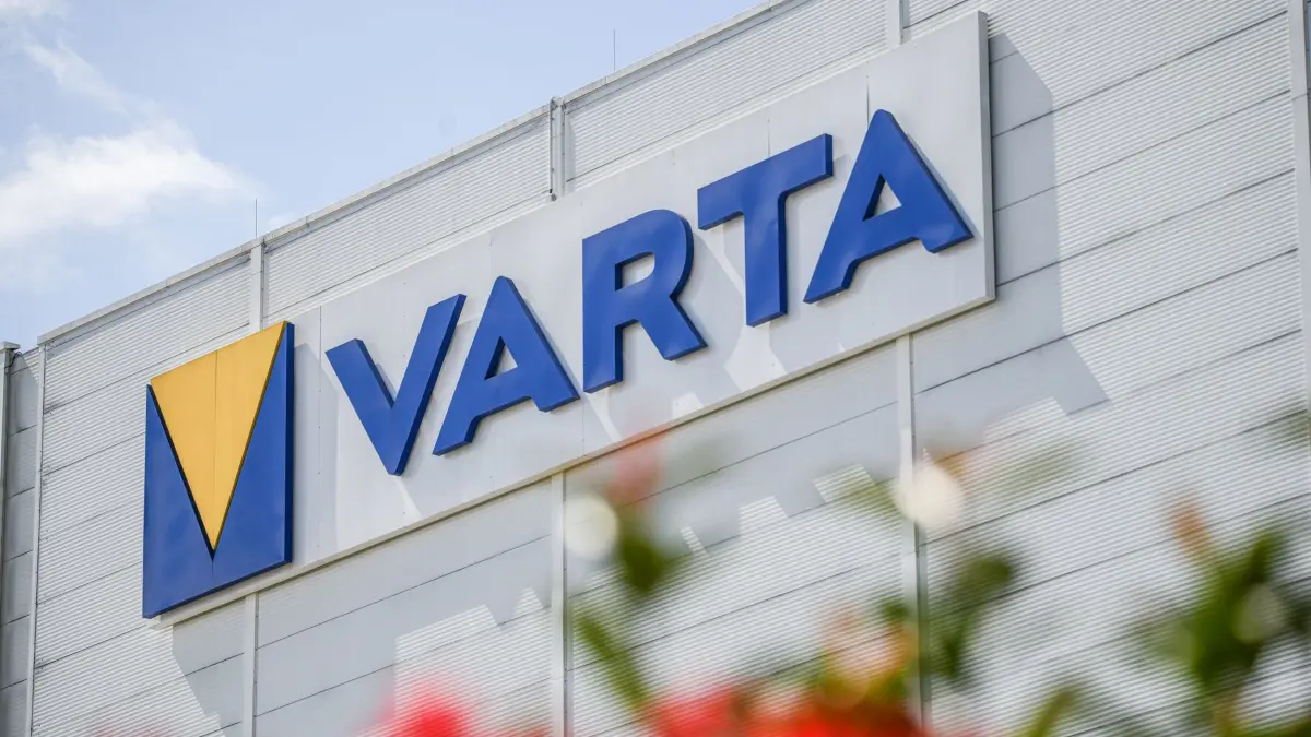 Varta: 23.07.2026, Baden-Württemberg, Ellwangen: Der Schriftzug von Varta an einem Firmengebäude. Wichtige Geldgeber des angeschlagenen Konzerns wollen das Geschäft mit Haushaltsbatterien abspalten. Die blau-gelben Batterien aus dem schwäbischen Ellwangen sind weltweit bekannt. Aber nun könnte das Traditionsunternehmen zerschlagen werden. Foto: Jason Tschepljakow/dpa +++ dpa-Bildfunk +++