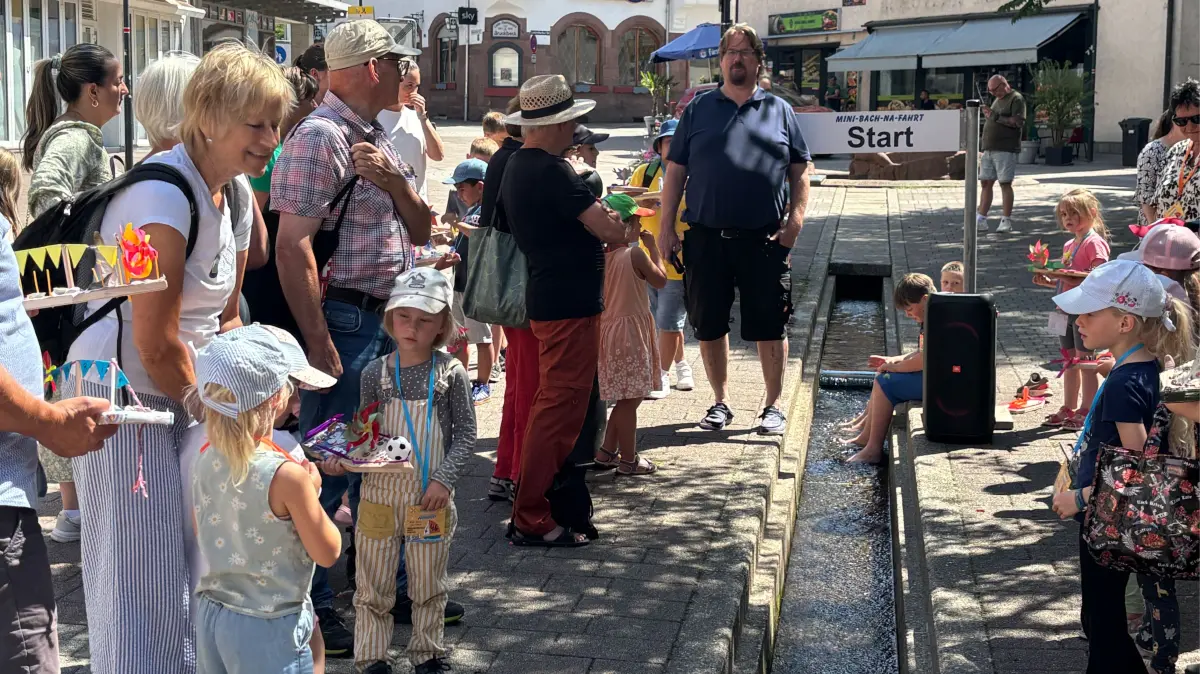 Die Spannung steigt, die ersten Boote werden zu Wasser gelassen.