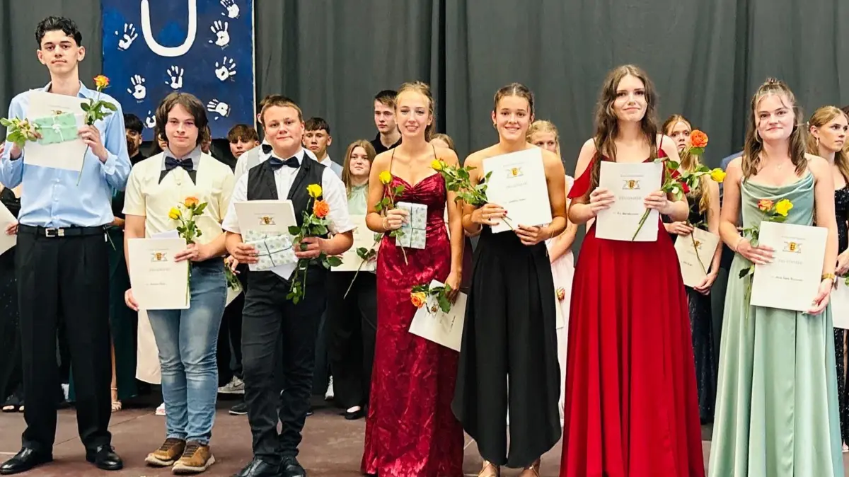 Stolze Preisträger und Preisträgerinnen (v.l.): Leon Foisner, Antonio Fiore, Magnus Maier, Lina Knobel, Josefine Huber, Evi Steinebrunner und Alina Rümmele