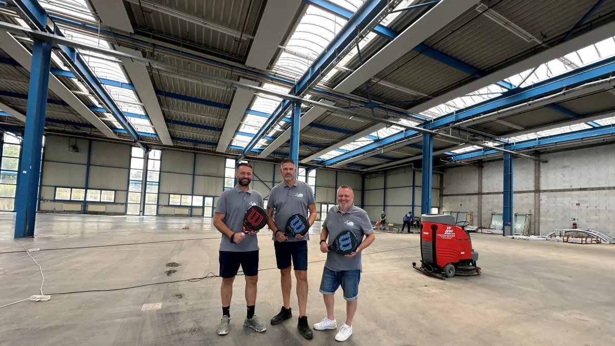 Eugen Schleicher, Markus Lang und Eugen Schönfeld (von links) halten die Padel-Schläger schon mal in den Händen. Ihre Halle indes muss erst noch zum Padel-Paradies werden, dann wird im letzten Quartal des Jahres ein erster Aufschlag für den Indoor-Padel-Sport in VS gemacht.