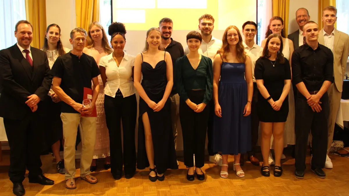 1. Reihe: (v. l.) Tobias Schopp (Abteilungsleiter), Christof Zitt, Sophia Ross de Jesus, Tanja Roth, Johanna Weis, Samira Braun, Kira Vogel, Jascha Fritz 2. Reihe: (v. l.) Marie Scholz, Nele Polster, Bastian Queirolo Storz, Frederik van Suntum, Pat-rick Plottnik, Dagny Knust, Robert Fechteler (Schulleiter), Noah Unger