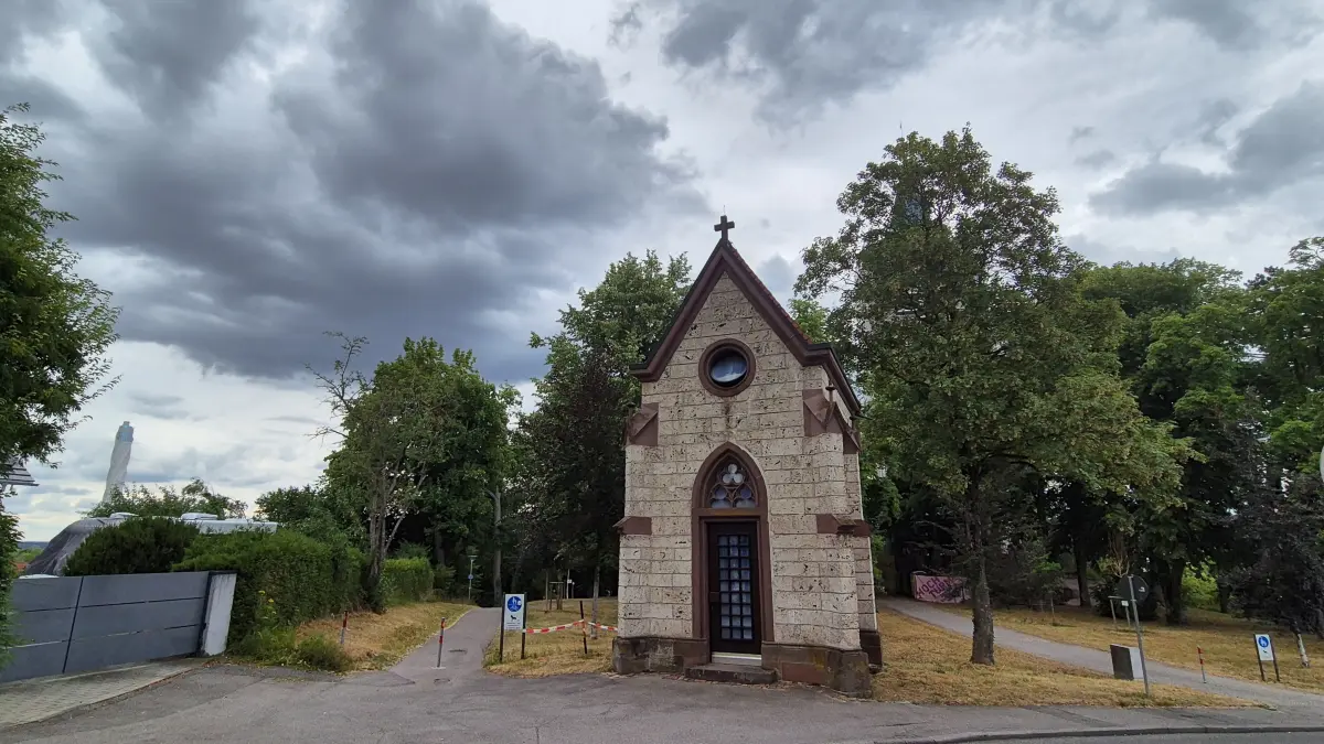 Die Kapelle am Hochturm. Dahinter soll künftig an verschiedenen Stationen die Kugel rollen.