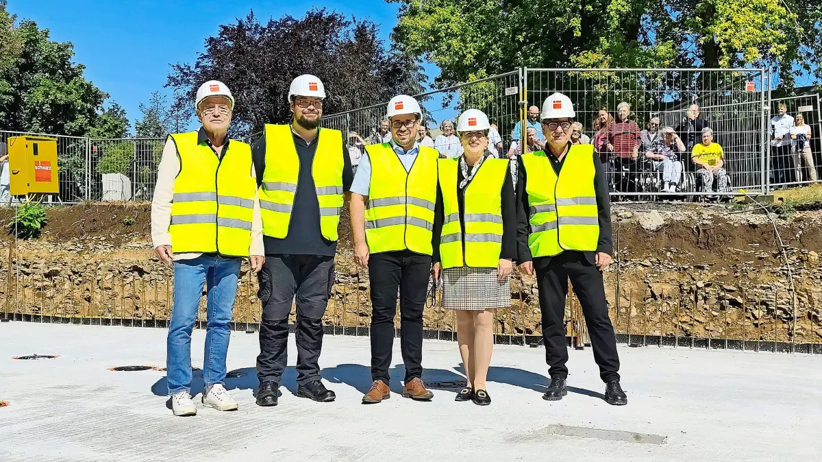 Architekt Thomas Klotz, Bethel-Mitarbeiter Christian Leidig, Bethel Hauptgeschäftsführer Andreas Hilz, Vorstandsvorsitzende des Gesundheitswerks Bethel Berlin, Katja Lehmann-Gianotti sowie Projektsteurer Heiko Hagen aus Berlin bei der Grundsteinlegung für den Neubau des Seniorenzentrums Bethel.