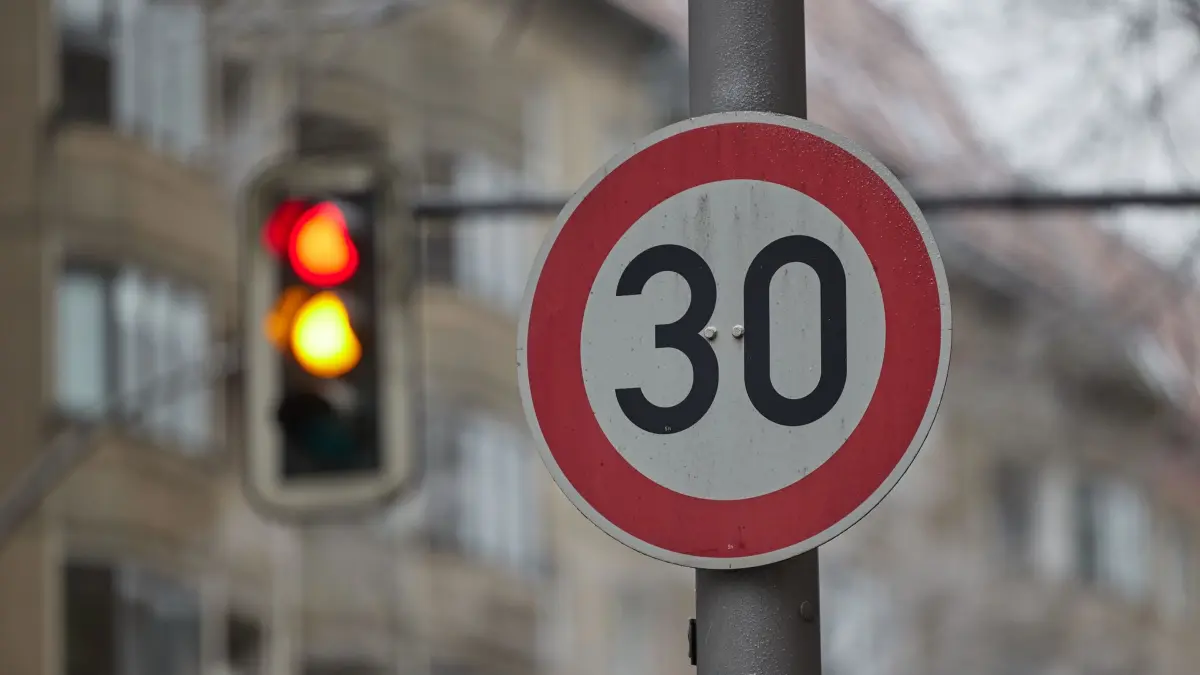 Tempo 30: ARCHIV - 11.01.2024, Berlin: Ein Schild weist Autofahrer auf der Torstraße auf Tempo 30 hin. Nach einer Gerichtsentscheidung muss in der Albrechtstraße in Steglitz-Zehlendorf wieder Tempo 30 gelten, weil es sich um einen hochfrequentierten Schulweg handelt. (zu dpa: «Gericht: Wieder Tempo 30 für Schulweg in Steglitz») Foto: Jörg Carstensen/dpa +++ dpa-Bildfunk +++