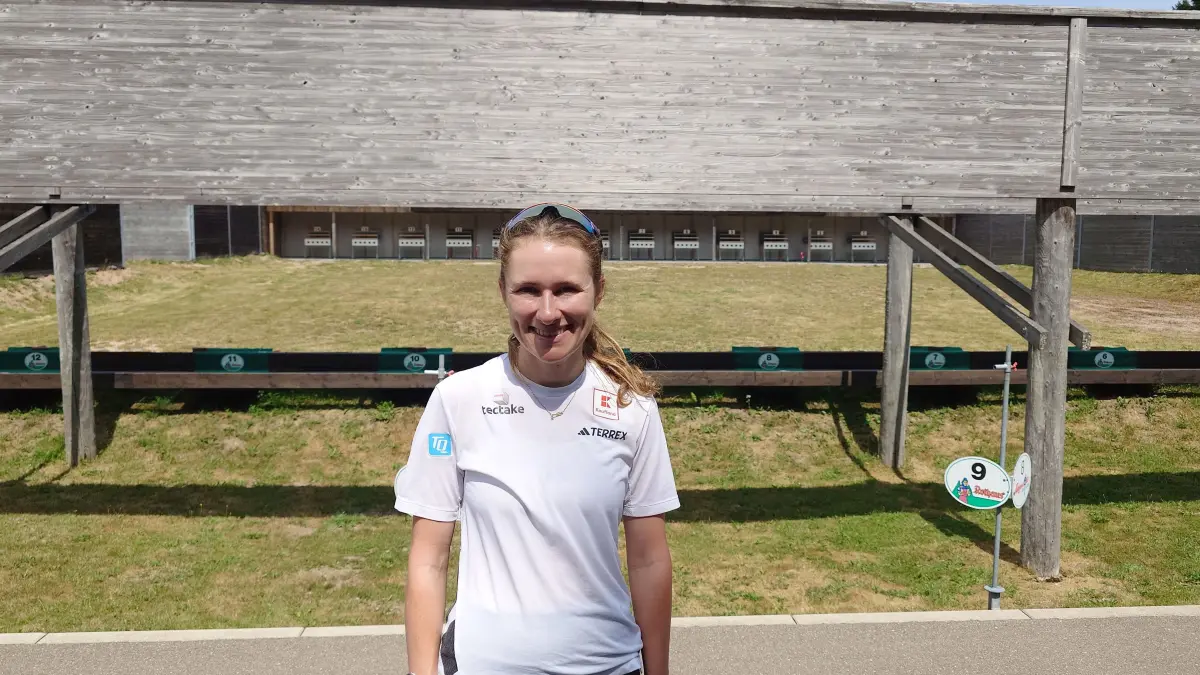 Janina Hettich-Walz vor dem Schönwälder Schießstand.