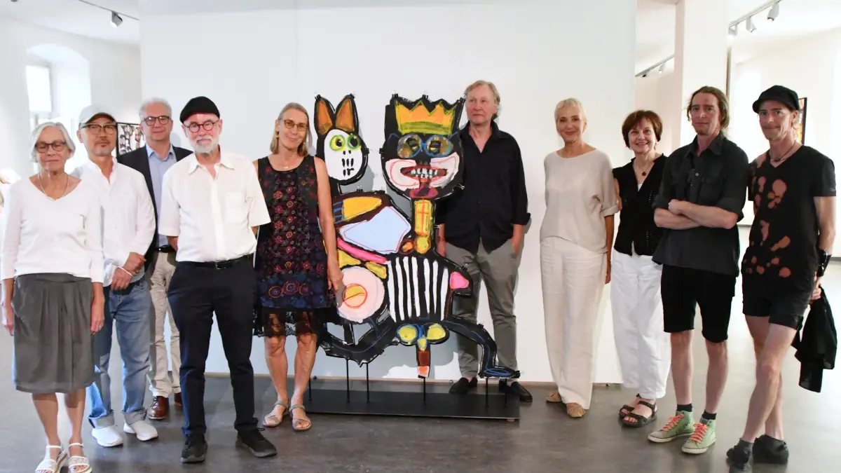 Ein Gruppenfoto im Dreiländermuseum Lörrach mit Künstlern, Kuratoren und Museumsleiter Jan Merk (dritter von links). Für den Verein Bildende Kunst schließt sich mit der aktuellen Ausstellung nach 22 Jahren ein Kreis.