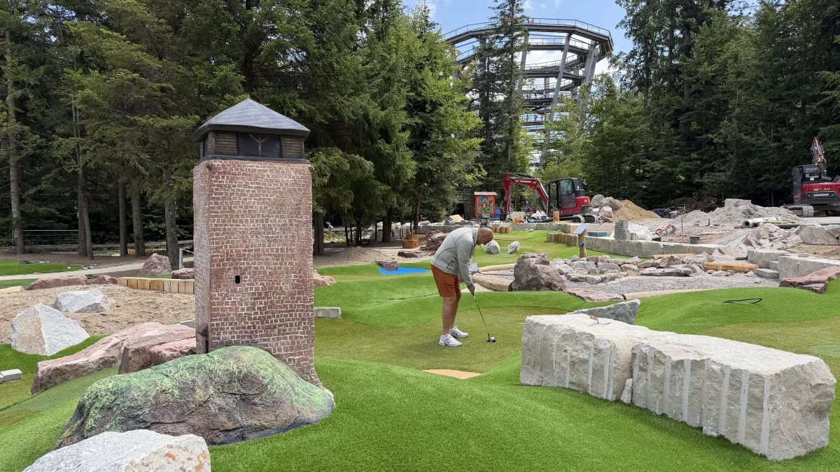 Die ersten Bälle sind gespielt – der neue Adventure-Golfplatz auf dem Sommerberg öffnet bald.