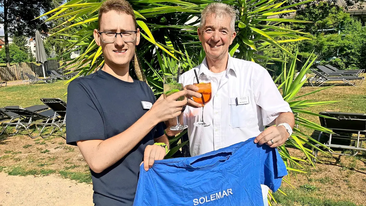 Maximilian Klaiber und Peter Kroschinsky (rechts) sind bereit, das Sommerferien-Programm steht. Das Fanclub-T-Shirt stammt aus den Anfängen der Veranstaltungsreihe.