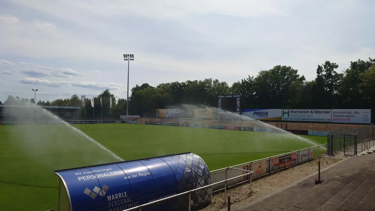 Mittwochnachmittag in der MS Technologie-Arena: Der Rasen wird intensiv gewässert, damit am Samstag perfekte Bedingungen herrschen, wenn der FC 08 Villingen Delay Sports Berlin empfängt.