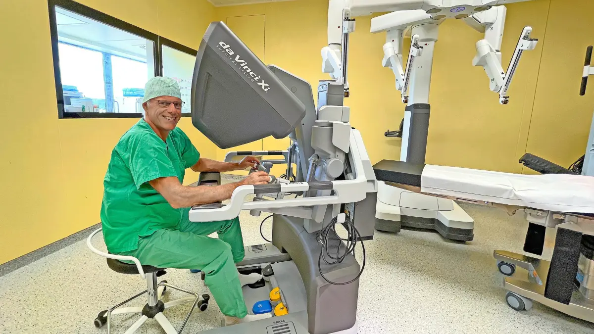 Markus Keller, Leitender Oberarzt der Klinik leitet in ganz Deutschland Ärzte an, um mit dem „Da-Vinci-Operationsroboter“ zu arbeiten. Viele kommen auch ins Schwarzwald-Baar-Klinikum.