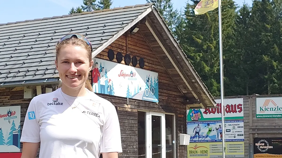 Janina Hettich-Walz strahlt am Rothaus-Loipenzentrum Schönwald mit der Sonne um die Wette.