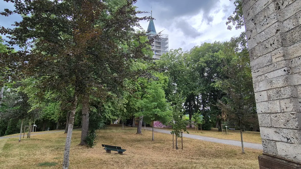 Auf der Anlage rund um den Hochturm werden verschiedene Kugelbahnen aufgestellt. Anwohner üben Kritik an den Plänen.