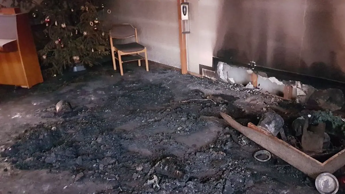 So sah es nach dem Brand im Dezember 2022 in der Neuapostolischen Kirche Sigmarswangen aus. Was über Jahrzehnte ein Ort der Gemeinschaft gewesen war, an dem Tausende Gottesdienste, Hochzeiten und Taufen gefeiert wurden, verwandelte sich über Nacht in einen Ort der Trauer. (Archivfoto)