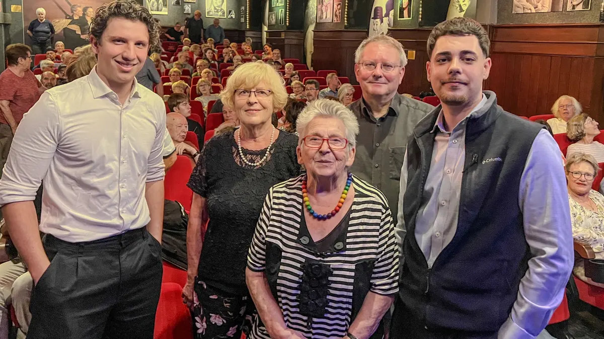 Filmemacher Julian Riek (von links), Stadtführerin Rosemarie Sieß-Vogt, Ehrenbürgerin Ursula Sieber, Stadtarchivar Peter Ehrmann und Organisator Pietro Scalera.