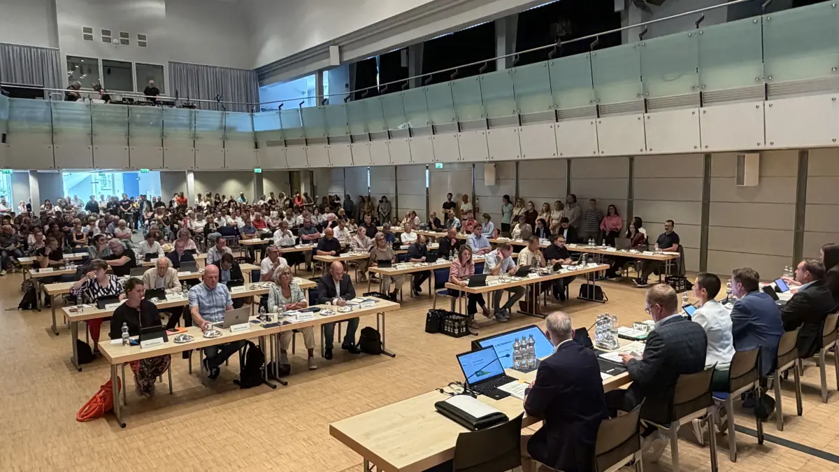 Die Sitzung des Albstädter Gemeinderats findet wegen des hohen Interesses der Bevölkerung in der Festhalle Ebingen statt.
