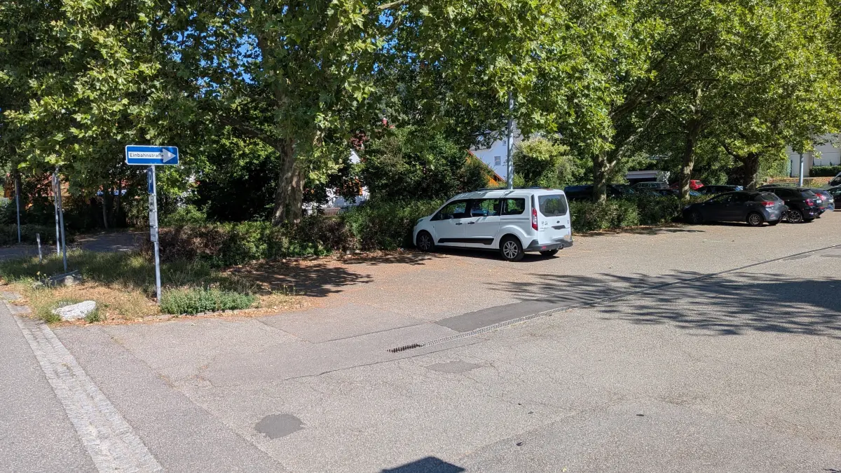 Die östliche Einfahrt zum Parkplatz der Hochrheinhalle: Das Hinweisschild auf die neu geltende Parkzeitbegrenzung ist jedoch so angebracht, dass man es von Osten her kaum sehen kann.