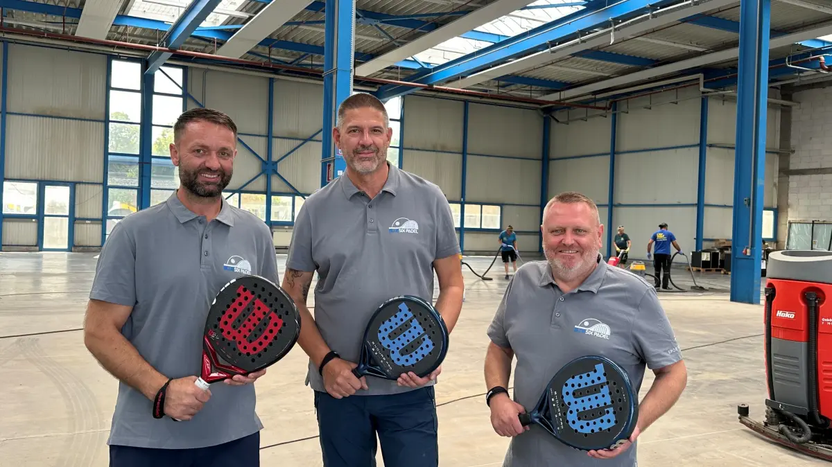 Eugen Schleicher, Markus Lang und Eugen Schönfeld (von links) bringen mit ihrem Unternehmen BlueSix Padel den derzeit wohl angesagtesten Indoor-Trendsport nach VS.