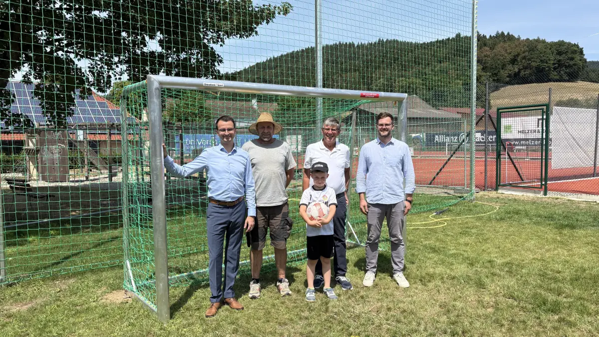 Froh über das Erreichte (von links): Bürgermeister Michael Moser, Bauhofleiter Mathias Schmidt, Ortsvorsteher Werner Göhrig mit Enkel Jona sowie der Leiter des Bau- und Umweltamts Simon Grimm