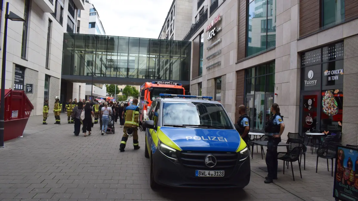 Stuttgart: Verletzte Frau im Milaneo aufgefunden Taeter fluechtig: Grosser Polizeieinsatz: Verletzte Person in Milaneo Stuttgart aufgefunden, mutmasslicher Taeter fluechtig