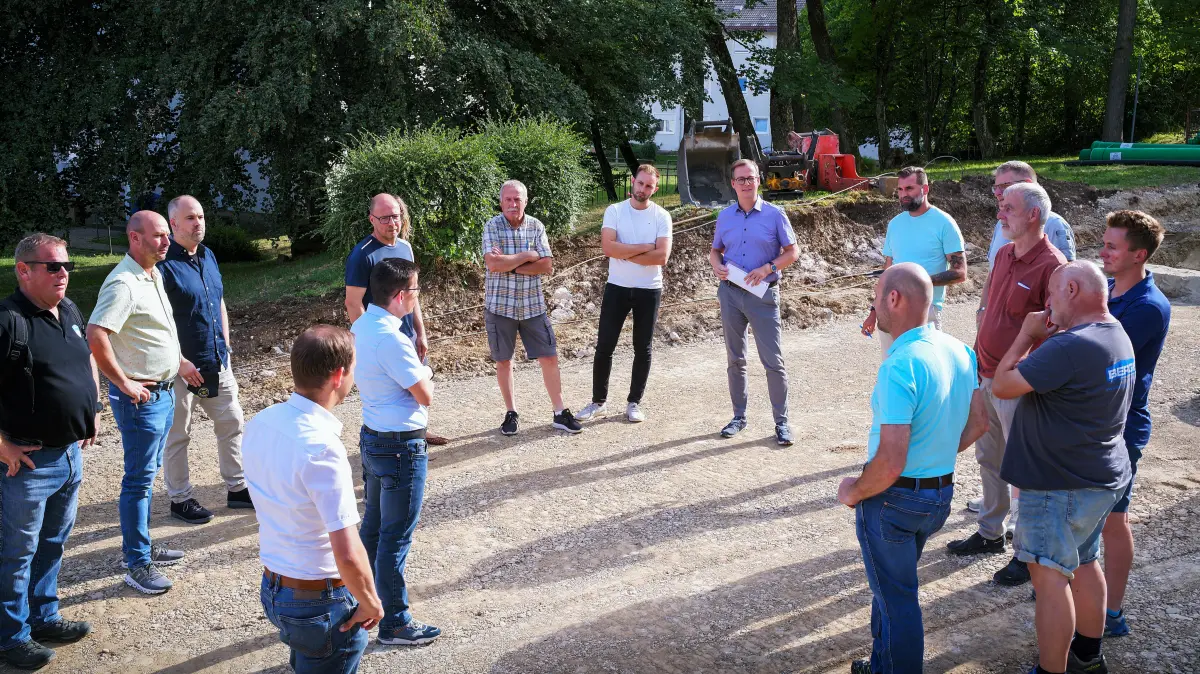 Ortsbegang Meßstetten: Die Kernstadt-Vertreter des Gemeinderates begutachten zusammen mit Bürgermeister Frank Schroft und weiteren Vertretern der Stadtverwaltung den Baufortschritt in der Gottlieb-Daimler-Straße.